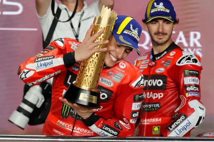 67ff62964f5ae_Podium-2